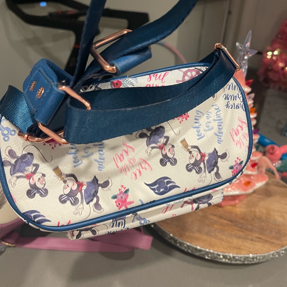 Disney Cruise Line Minnie AOP - Picture 3 of 5